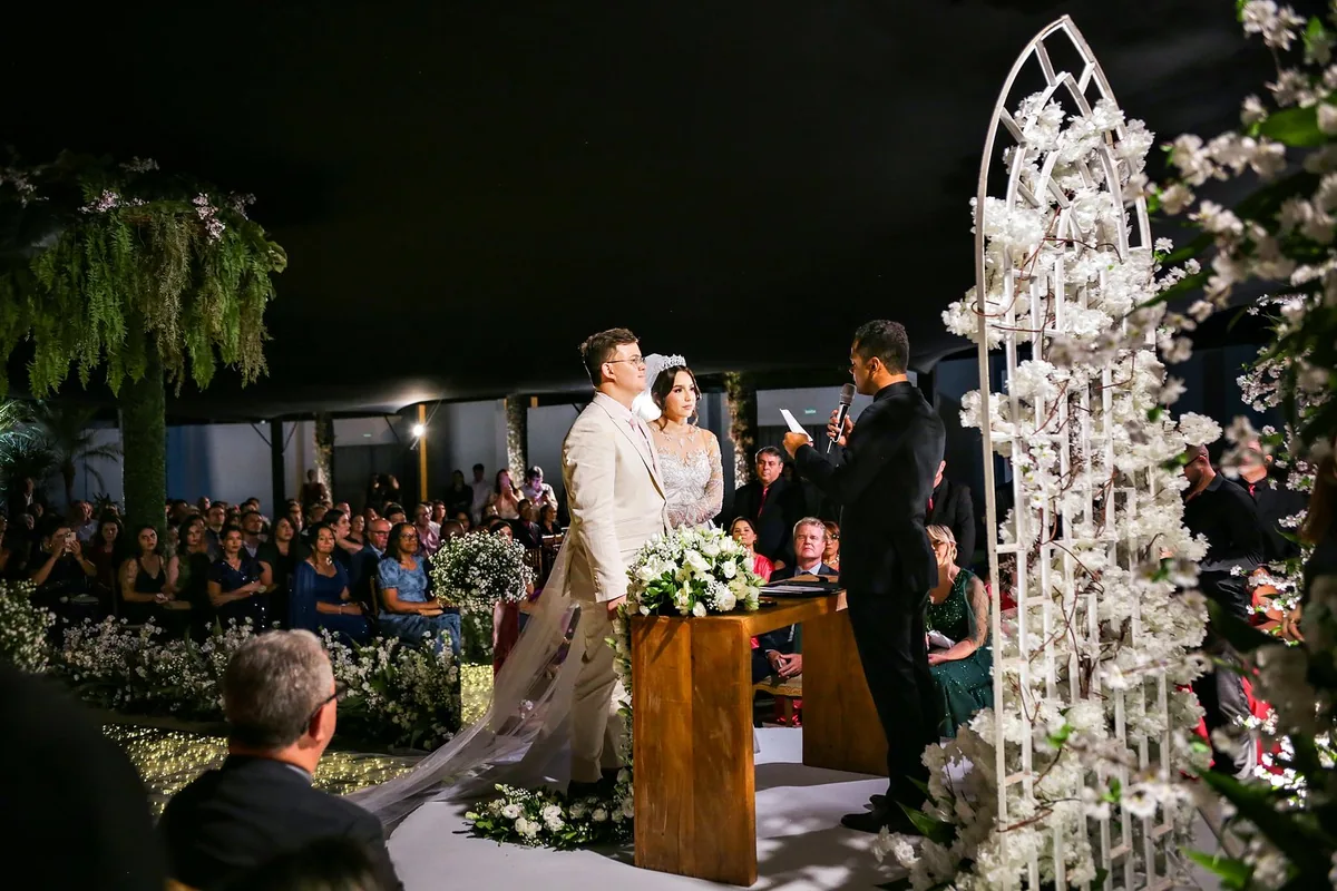 Cerimonia noturna com convidados